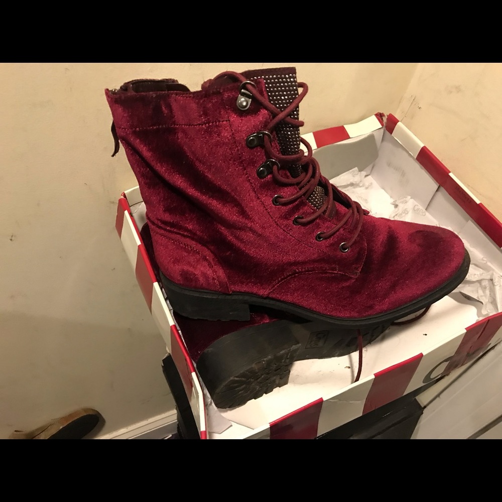 Suede circus boots. Burgundy